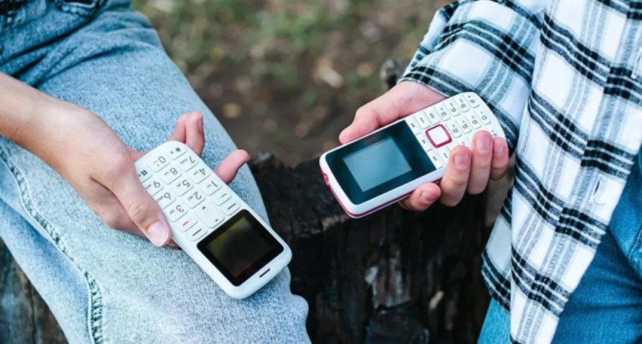 Дорослі і навіть підлітки: молодь масово переходить на кнопочні телефони, названо причину