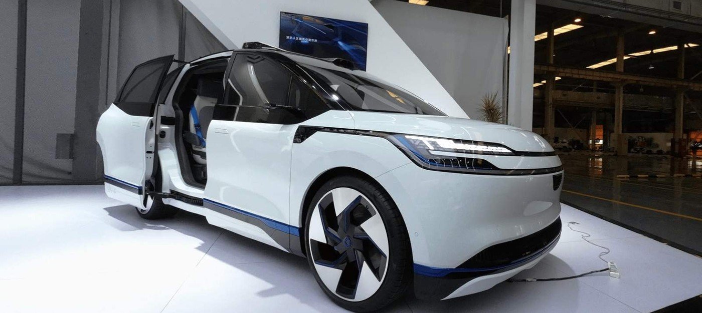 Сотня беспилотных роботакси заблокировала улицы Уханя из-за массового сбоя системы